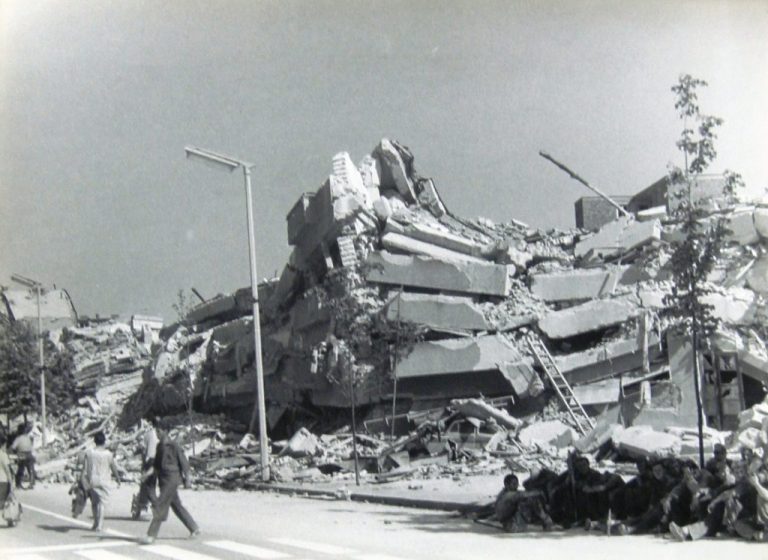 Фотографии направени веднаш по земјотресот во Скопје 1963 година ...
